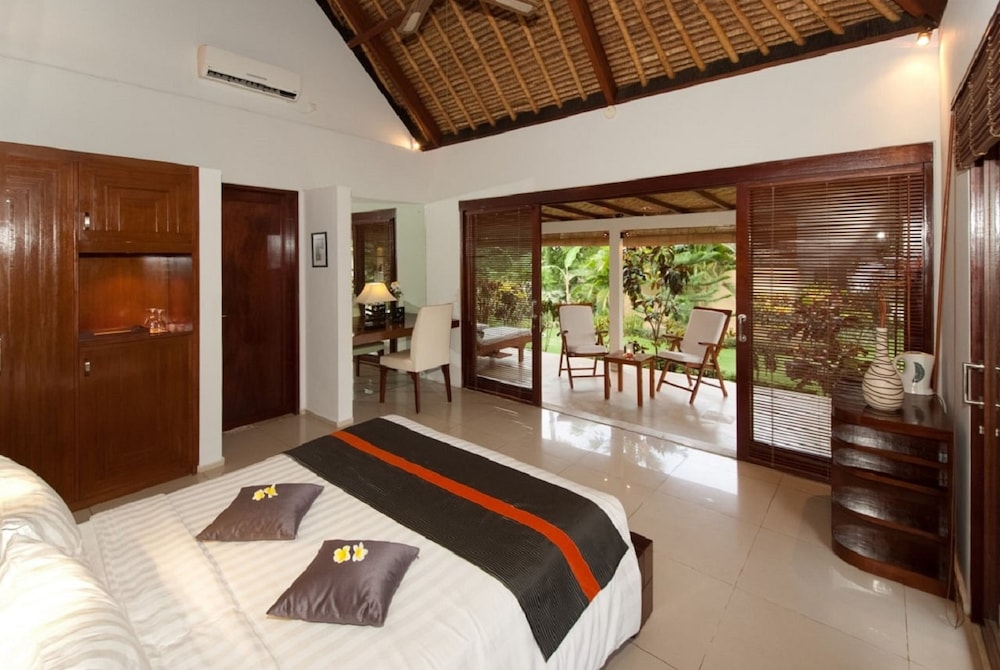 Superior Bungalow - Photo 1