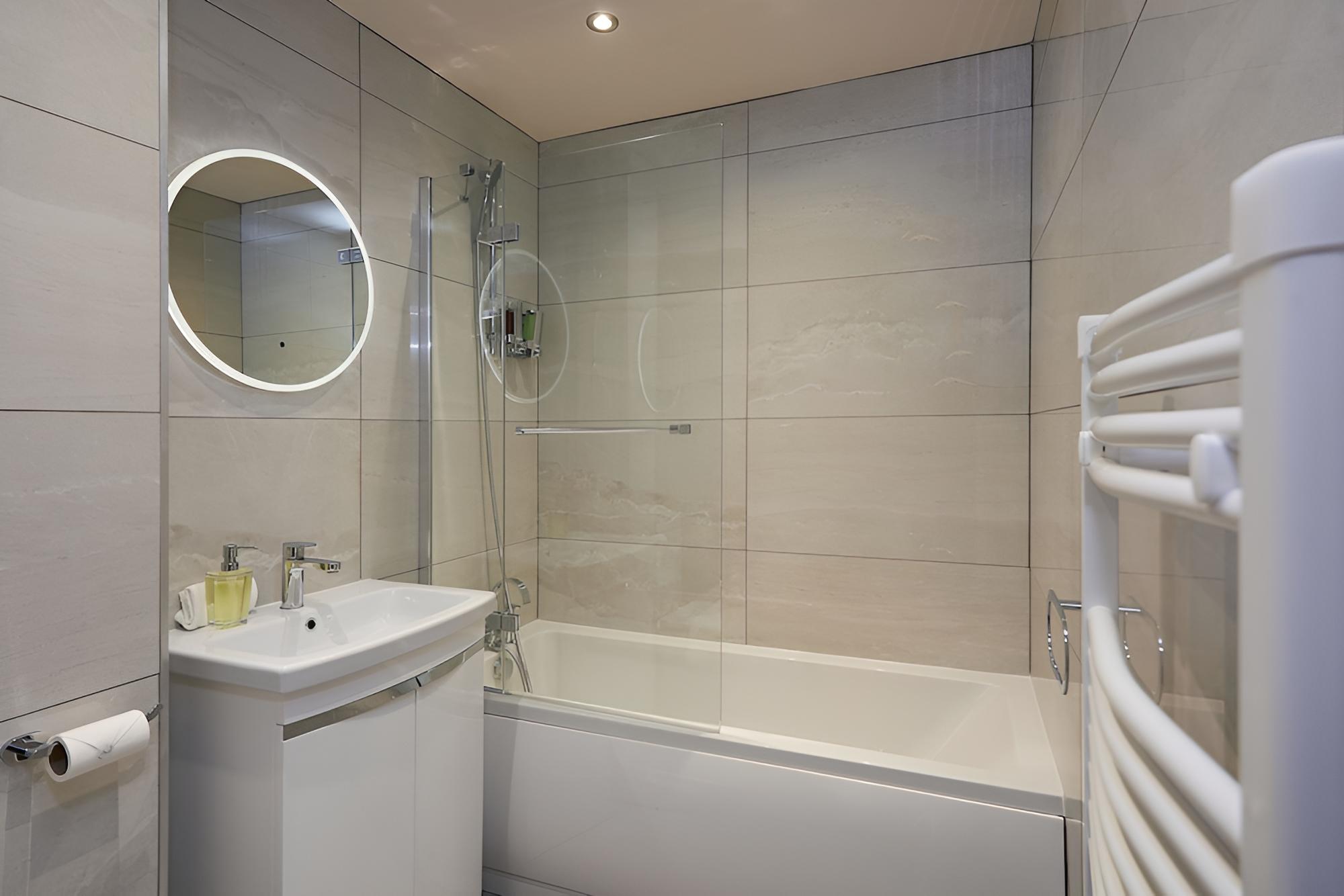 Superior Suite - Photo 7