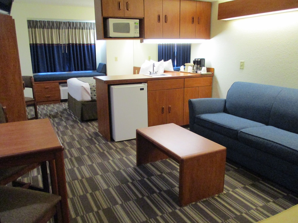 Suite, 1 Queen Bed - Photo 2