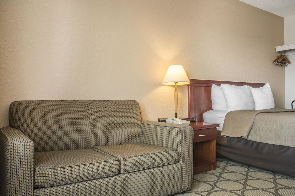 Standard Room, 1 Queen Bed, Non Smoking - Photo 6