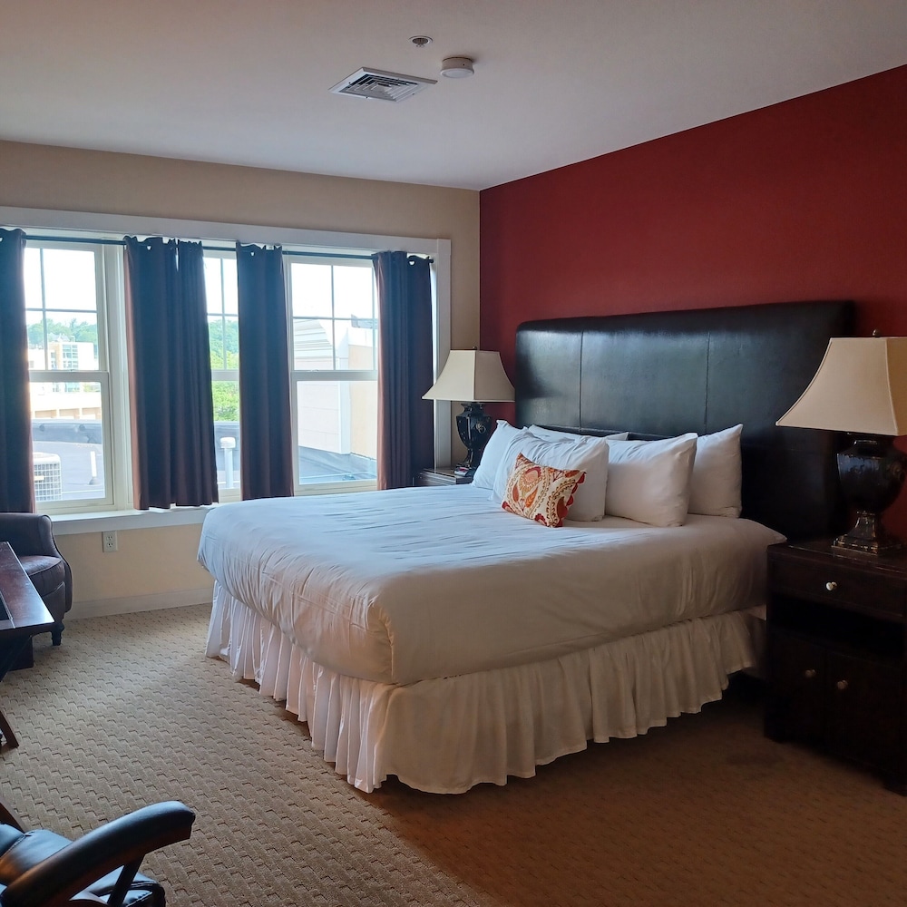Deluxe Suite, Multiple Beds, Jetted Tub, City View