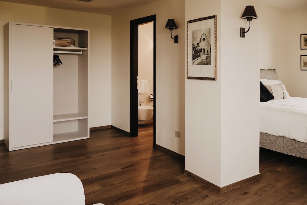 Suite, Hill View, Corner photo 2