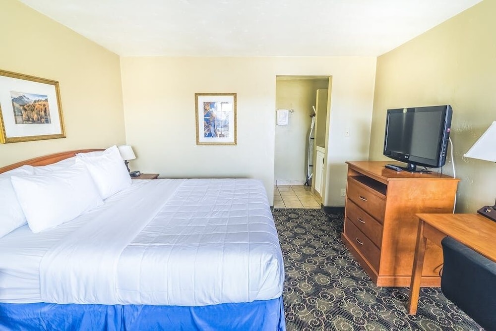 Standard Room, 1 King Bed photo 3