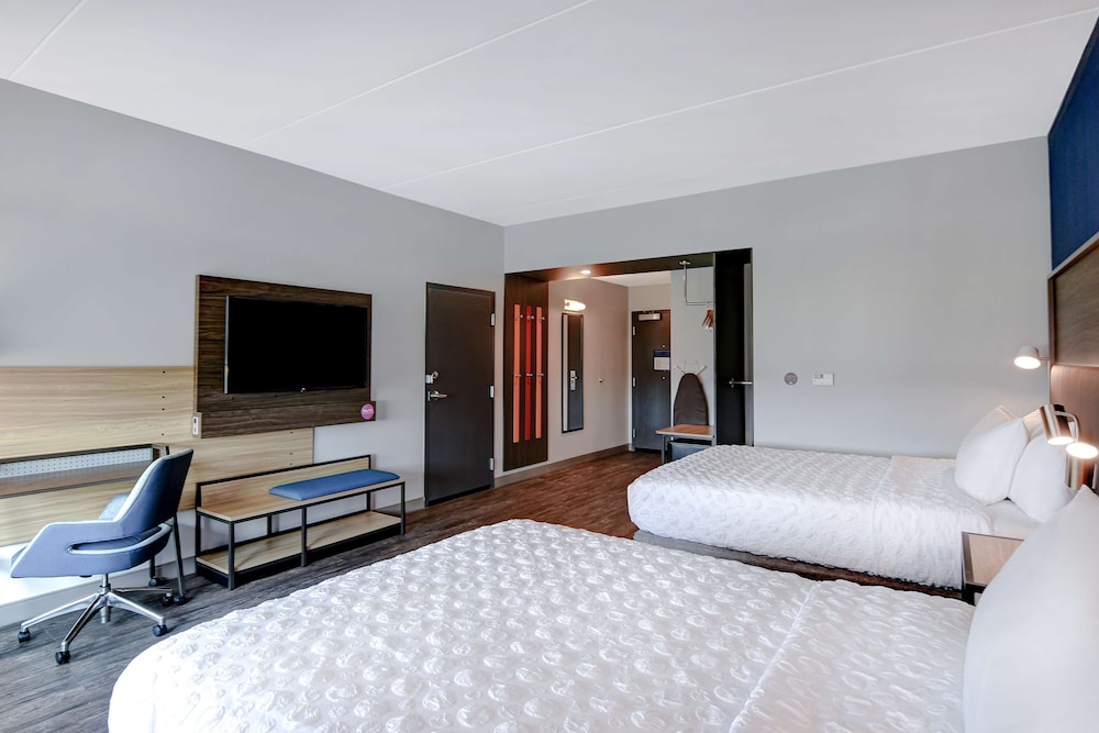 Room, 2 Queen Beds, Accessible, Bathtub