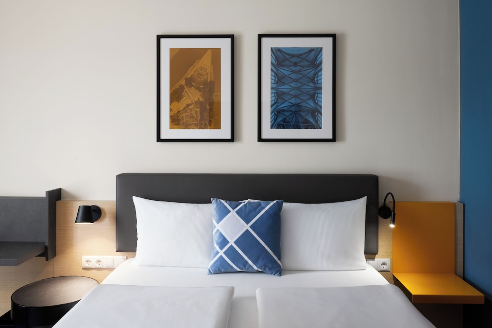 Standard Room, 1 Queen Bed (view) - Photo 2
