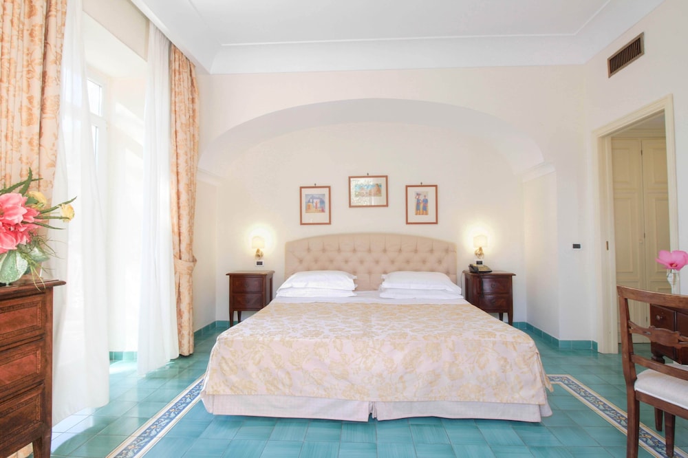 Superior Double or Twin Room, Partial Sea View photo 1