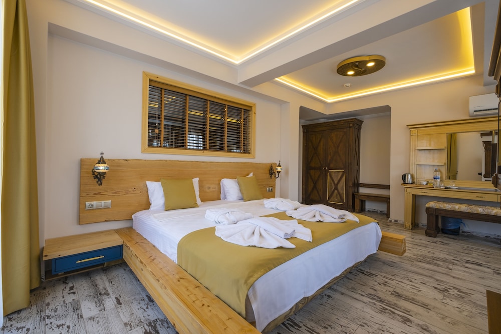 Deluxe Jacuzzi Suite