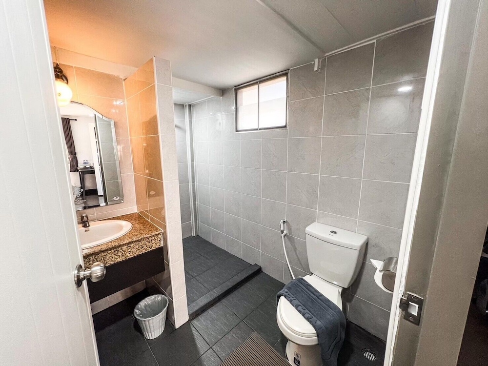 Deluxe Room, 1 King Bed, Balcony photo 2