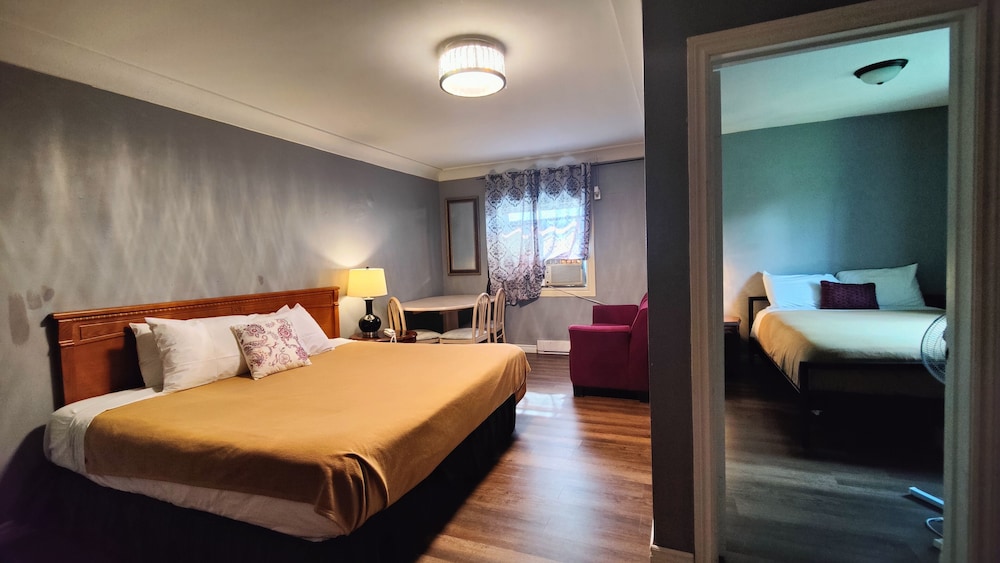 Family Room, 2 Double Beds, Non Smoking photo 1