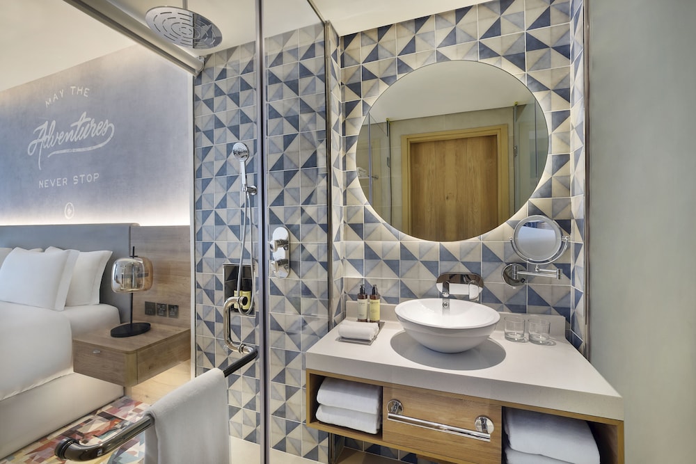 Standard Double or Twin Room, Beach & Rooftop Infinity Pool Access, Shuttle to Mall Of Emirates photo 3