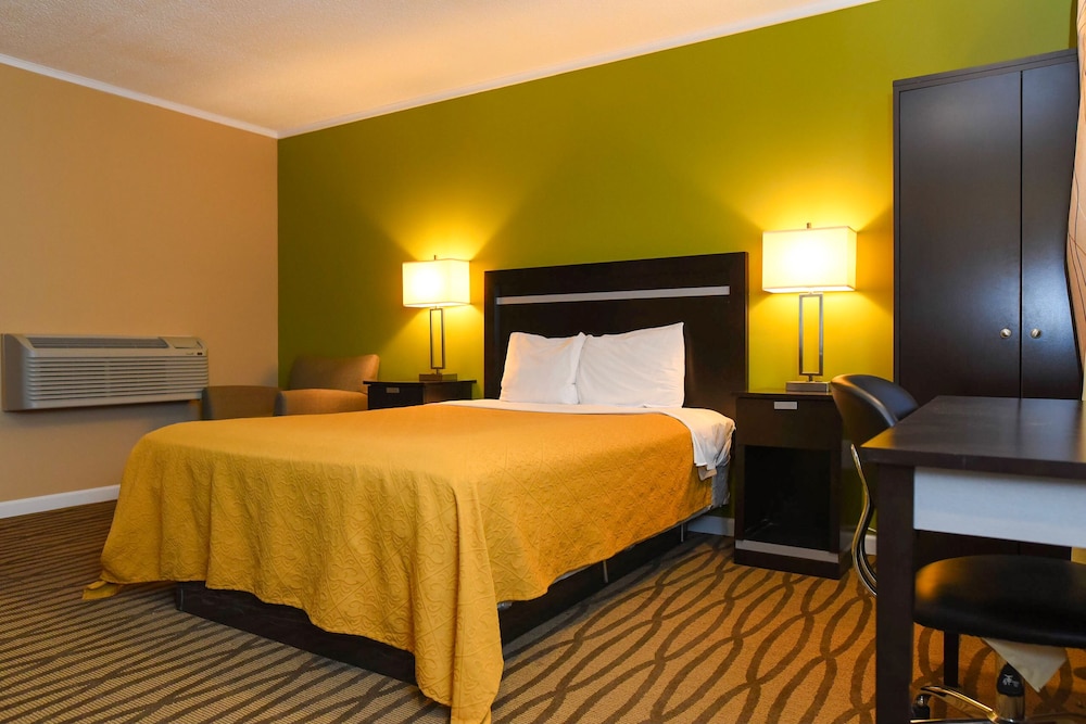 Standard Room, 1 Queen Bed, Smoking - Photo 1