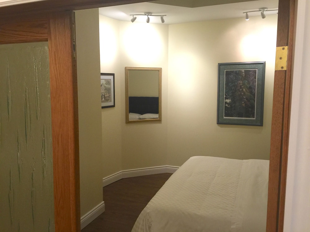 Yellow Rose Suite, 2 King Beds, 2 Bathrooms, Fireplace, Kitchenette