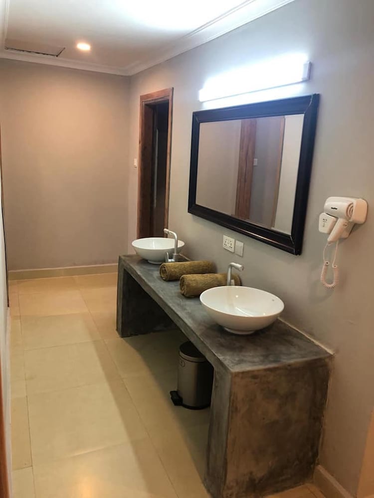 Deluxe Double Room, 1 King Bed, Ensuite, Pool View