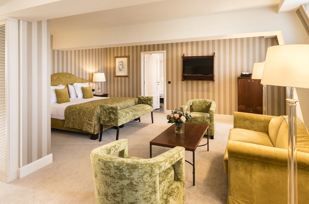 Deluxe Suite