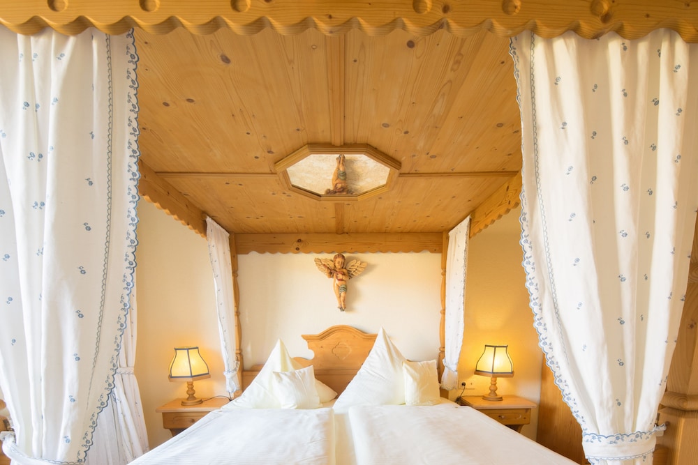Honeymoon Suite, Hot Tub photo 1