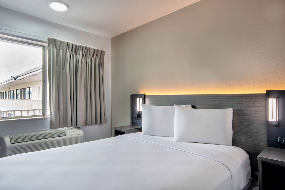 Deluxe Room, 1 Queen Bed, Non Smoking, Refrigerator