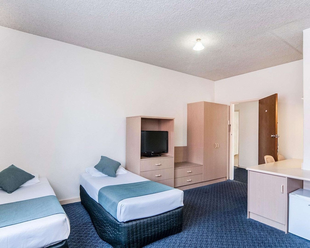 Standard Room, Multiple Beds, Non Smoking (1 Queen and 3 Singles)