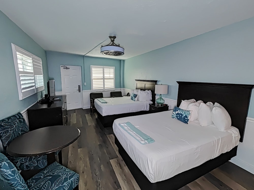 Junior Studio Suite, 2 Double Beds, Beach View photo 2