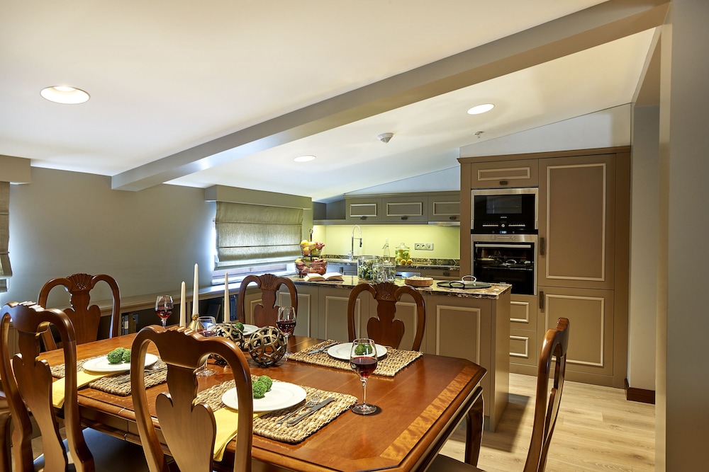 Penthouse King Suite With City View (Sauna & Hot Tub) photo 3