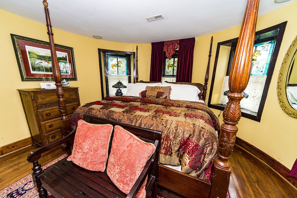 Luxury Suite, 1 King Bed, Hot Tub, Garden View photo 2