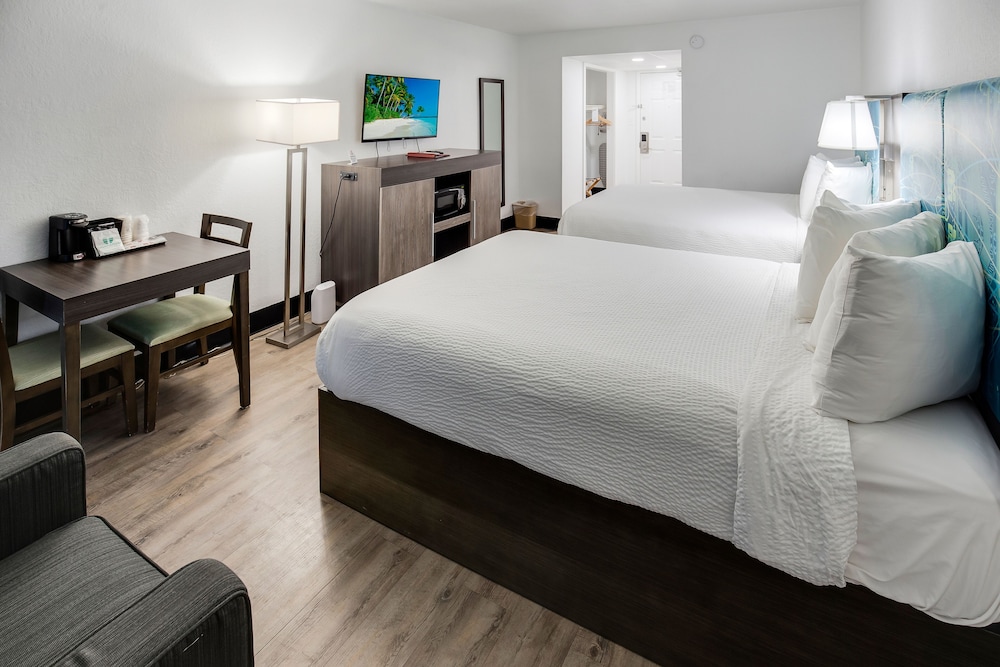 Standard 2 Queen Beds Oceanfront Room photo 3
