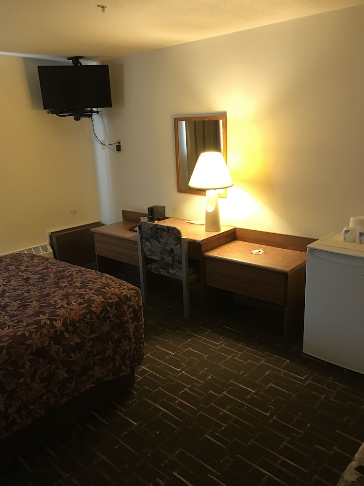 Standard Room, 1 Queen Bed, Smoking photo 3