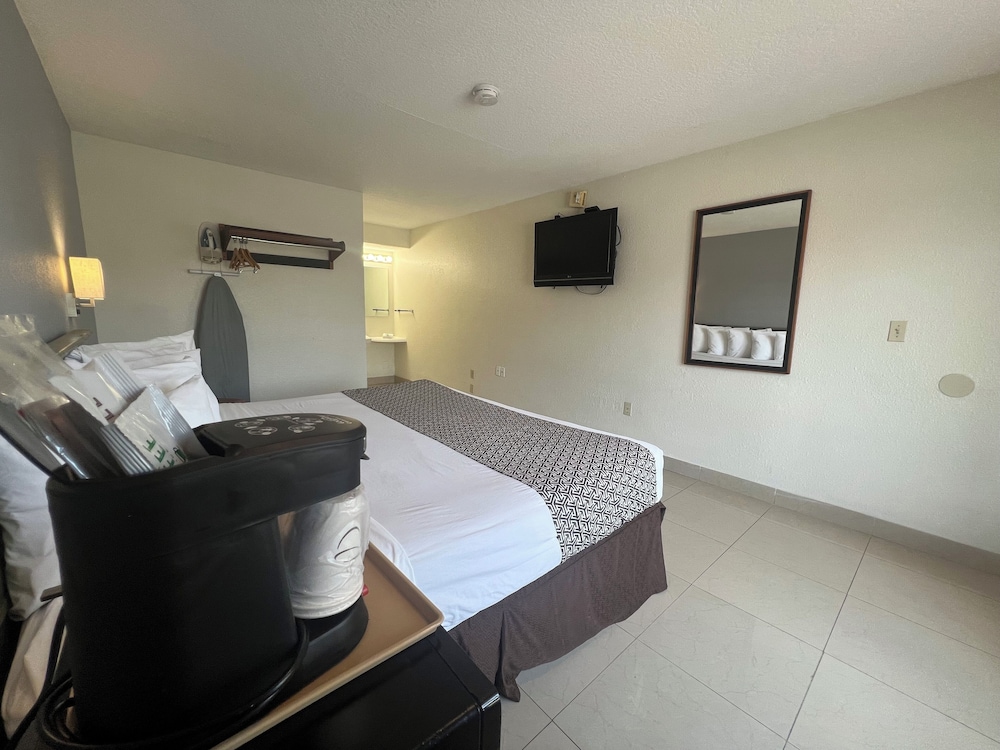 Traditional Room, 1 King Bed, Accessible - Photo 3