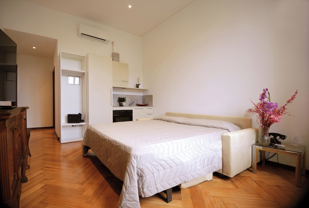Suite, Room 2 - Photo 1