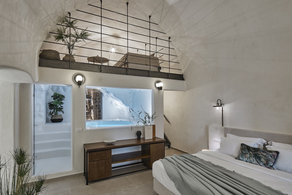 Deluxe Queen Suite with indoor Hot Tub - Photo 2