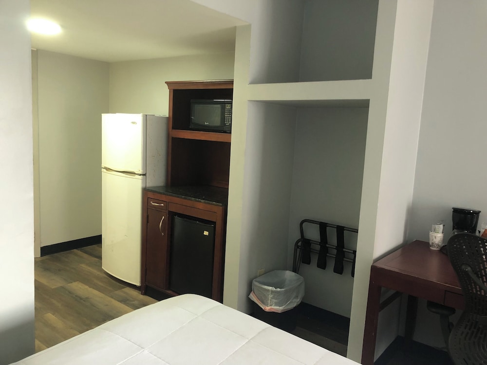 Basic Double or Twin Room, 2 Queen Beds, Non Smoking photo 2
