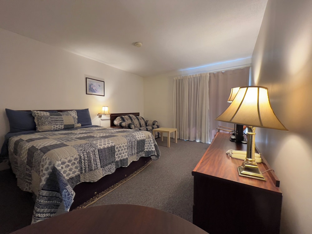 Premier Room, 1 Queen Bed, Kitchenette (2nd Floor) photo 1