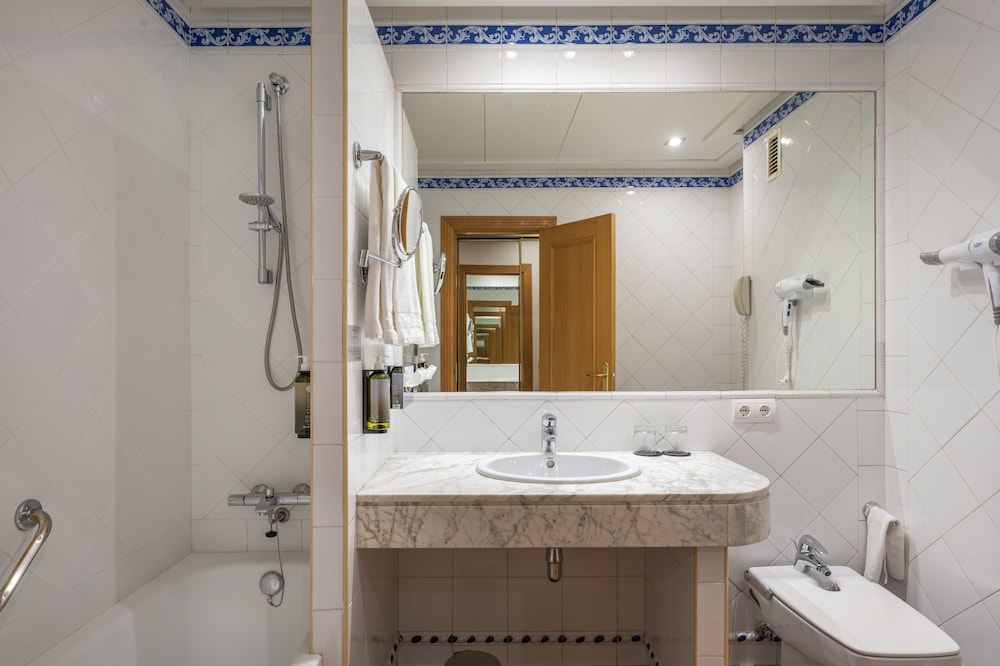 Double Room - Photo 11