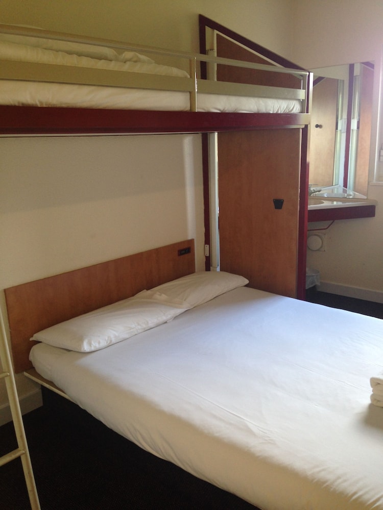 Basic Triple Room, 1 Bedroom (Shared) photo 2