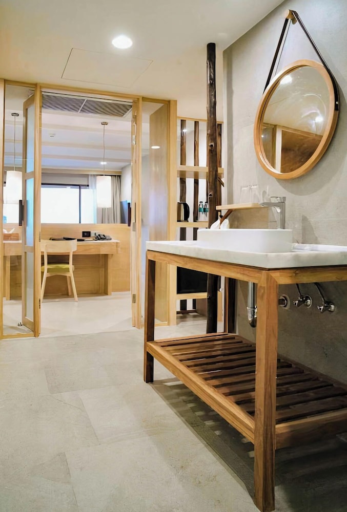 Honeymoon Suite - Photo 8
