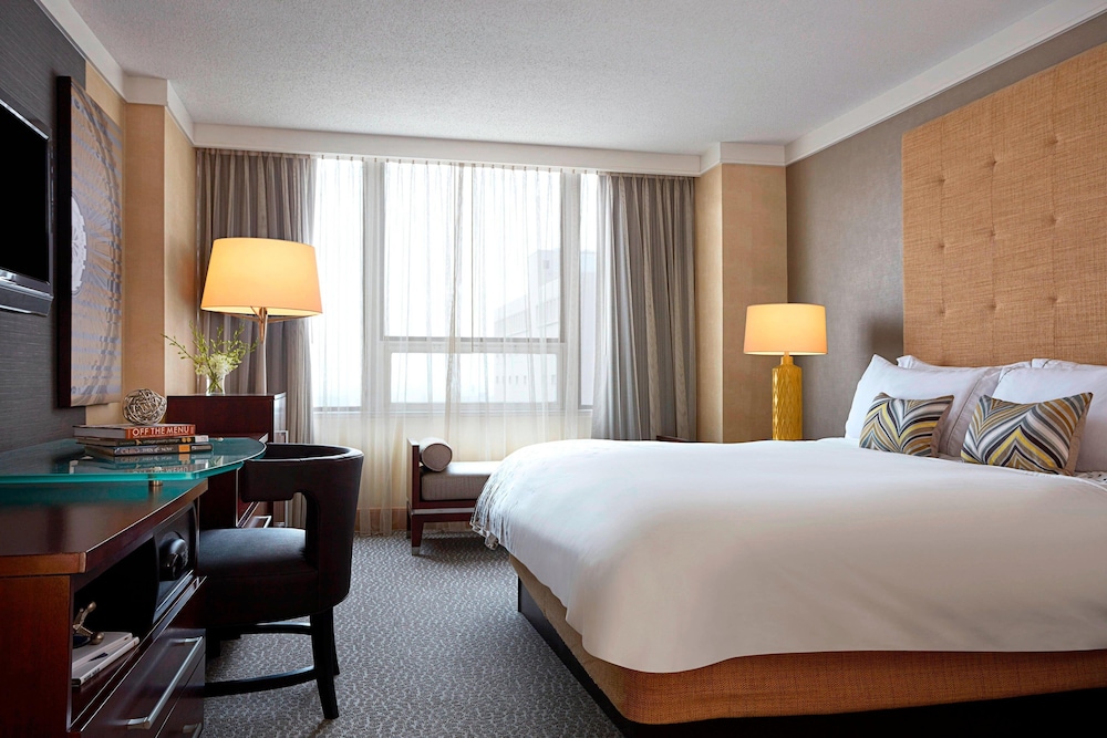 Club Room, 1 King Bed (Hearing Accessible) photo 1