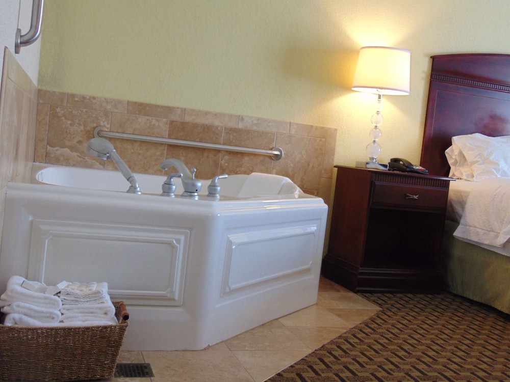 Suite, 1 King Bed - Photo 3