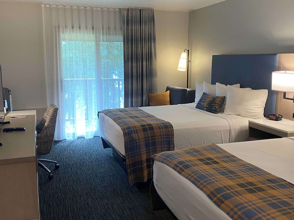 Standard Room, 2 Queen Beds, Balcony, Lake View - Photo 4