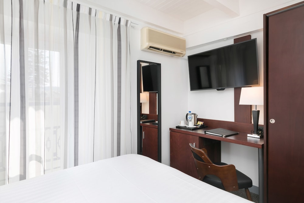 Deluxe Room, 1 King Bed, Non Smoking (Larger Room) - Photo 5