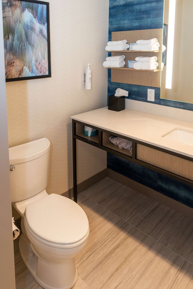 Room, 2 Queen Beds - Photo 16