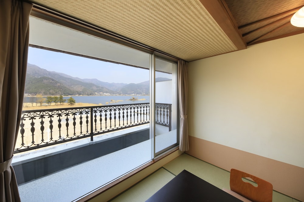 Traditional Room with Shower, (Lake View) photo 3