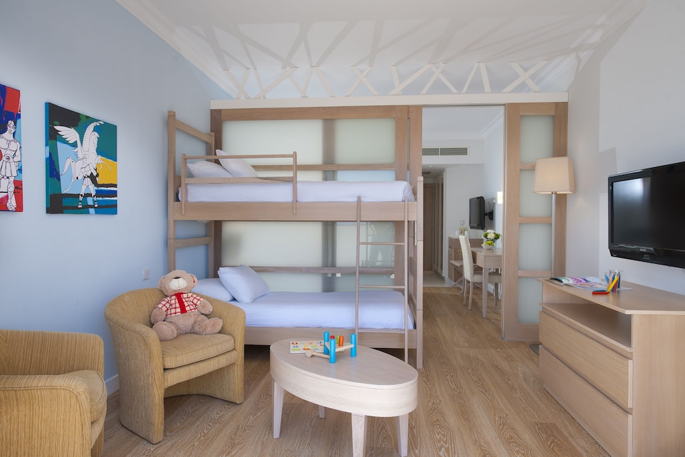 Family Suite (Sea View & Pool View) photo 2