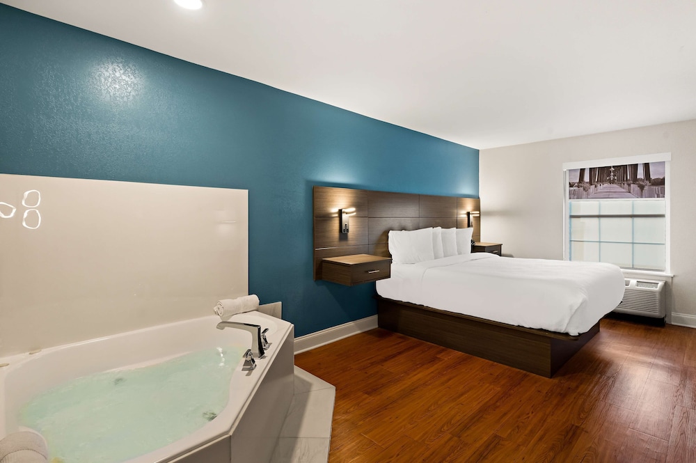 Standard Room, 1 King Bed, Non Smoking, Hot Tub - Photo 1