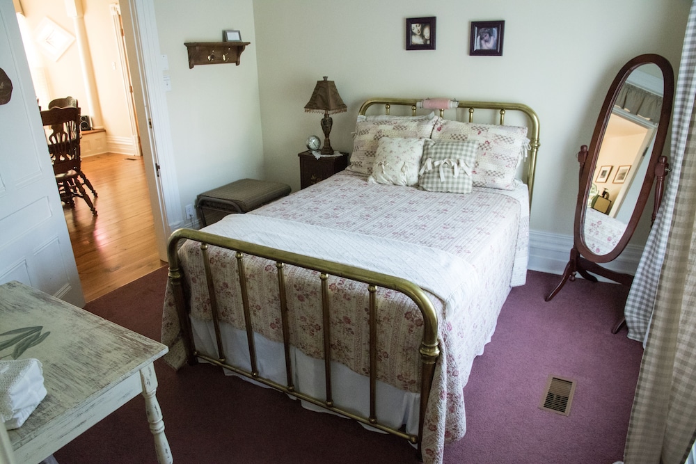 Romantic Room, 1 Queen Bed (Pinsonneault) photo 2