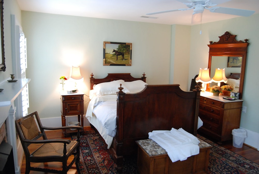 Exclusive Room, 1 Full size Bed, Private Bathroom and Period Antiques photo 1