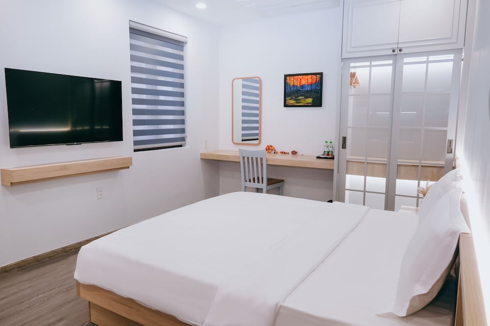 Deluxe Room, 1 King Bed, City View photo 3