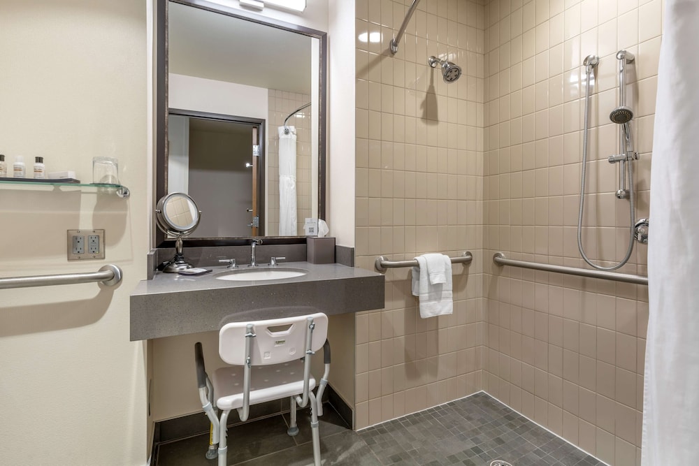 Suite, 2 Queen Beds, Accessible, Bathtub