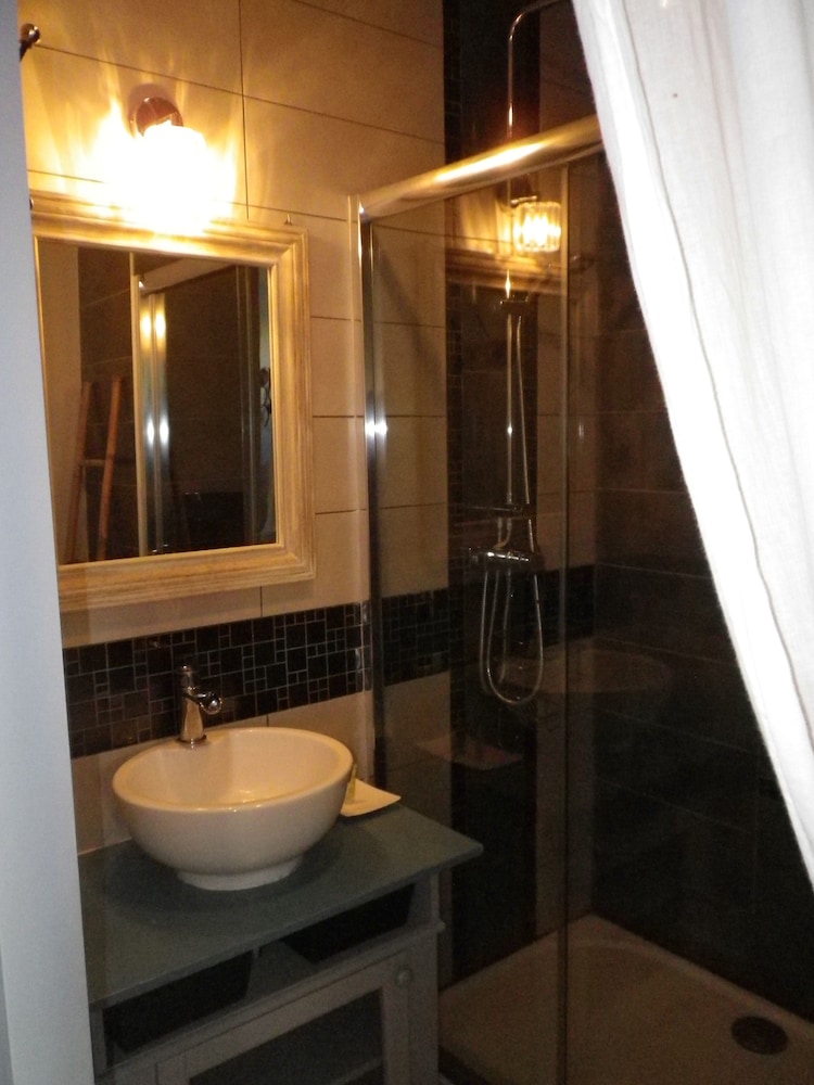 Double Room, 1 Queen Bed, Garden View (La Biche) photo 3