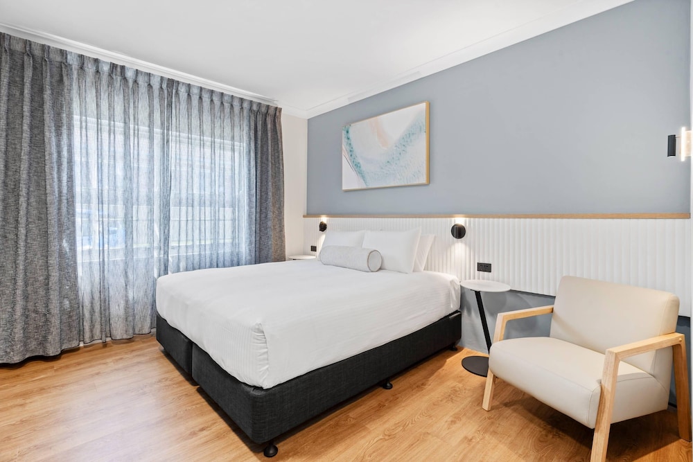 Deluxe Room, 1 King Bed, Non Smoking photo 3