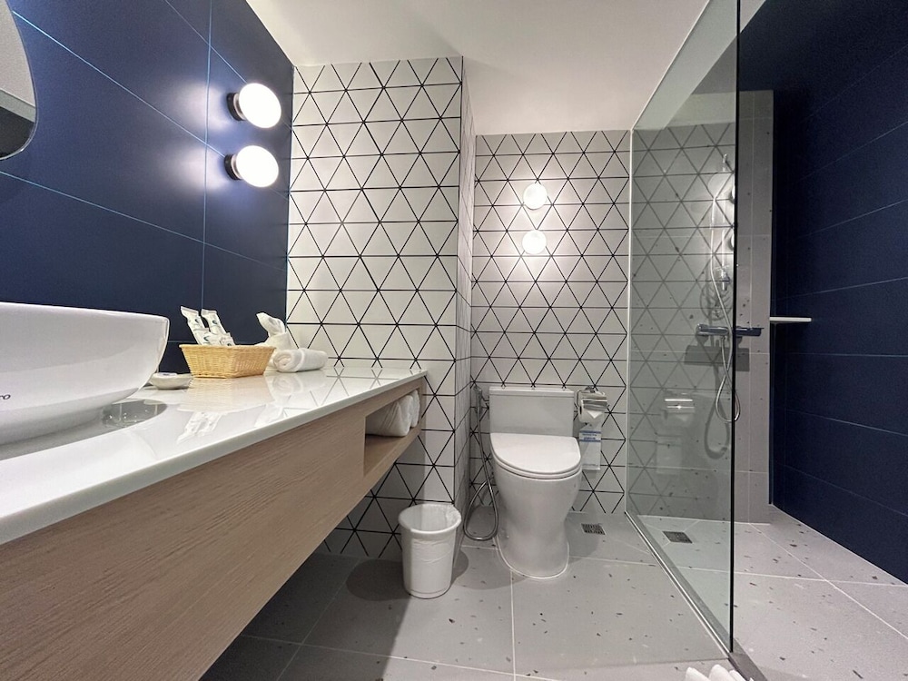 Deluxe New Blue Wave, Newly Renovated - Photo 9