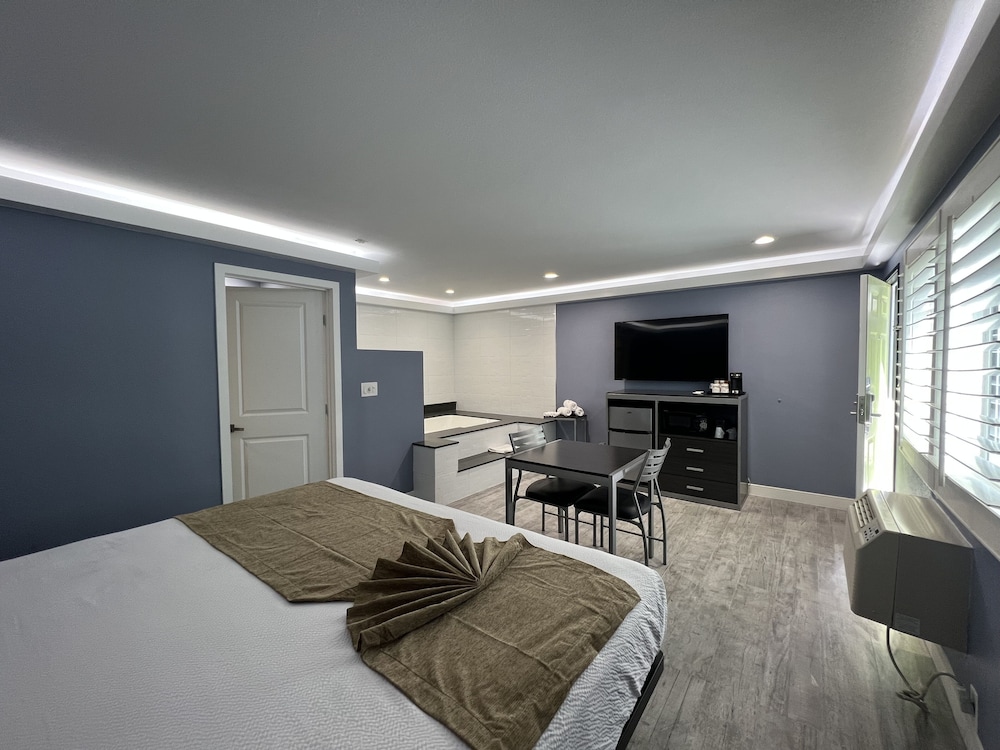 Deluxe Room, 1 King Bed, Non Smoking, Jetted Tub photo 3